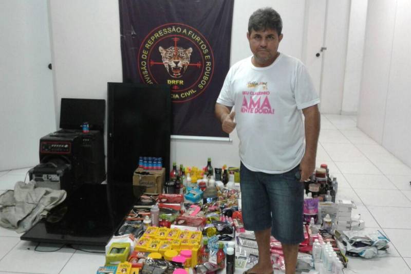 A Polícia Civil prendeu em flagrante, na tarde desta quarta-feira (07), no bairro do Jurunas, em Belém, Ricardo de Deus Pereira, 42 anos, e Luziel Leão Gomes, 27 anos, apontados como integrantes de uma associação criminosa especializada em arrombamentos seguidos de furtos, que age na capital paraense. Durante a tarde, o proprietário da loja, Claudio Bernardes (foto), esteve na DRFR, onde recuperou todos os itens furtados.
FOTO: ASCOM POLÍCIA CIVIL
DATA: 07.02.2018
BELÉM - PARÁ <div class='credito_fotos'>Foto: Ascom Polícia Civil | <a href='/midias/2018/originais/2bc0d56f-f250-4e38-8e67-cd553ba1ccdb.jpg' download><i class='fa-solid fa-download'></i> Download</a></div>