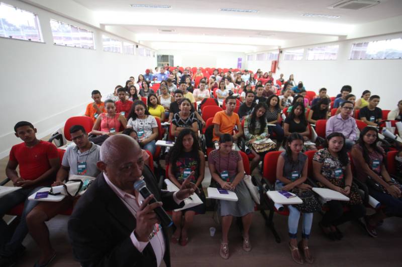 A terceira edição do Publicom – Encontro de Comunicação do Pará deste ano, realizada no município de Breves, no arquipelágo do Marajó, superou as expectativas de público. Com a presença de estudantes de ensino médio, comunicadores, representantes de órgãos públicos e instituições do Marajó, foram registradas cerca de 350 inscrições, com destaque para participação de moradores de Portel, Curralinho e Anajás. Durante a programação do evento realizado pelo Governo do Estado, por meio da Secretaria de Estado de Comunicação (Secom), nos dias 17 e 18, houve trocas de experiências e debates sobre cerimonial, design, mídia e feminicídio, direitos de crianças e adolescentes, credibilidade da informação. Os livros arrecadados no credenciamento – um total de 170 exemplares - serão doados ao Hospital Público Regional do Marajó. Na foto, o cerimonialista Reginaldo Teles.
FOTO: MARCELO LELIS / AG. PARÁ
DATA: 18.05.2018
BELÉM - PARÁ <div class='credito_fotos'>Foto: Marcelo Lelis / Ag. Pará | <a href='/midias/2018/originais/2bc3c985-e0bd-41fd-8407-63ab13f021c8.jpg' download><i class='fa-solid fa-download'></i> Download</a></div>