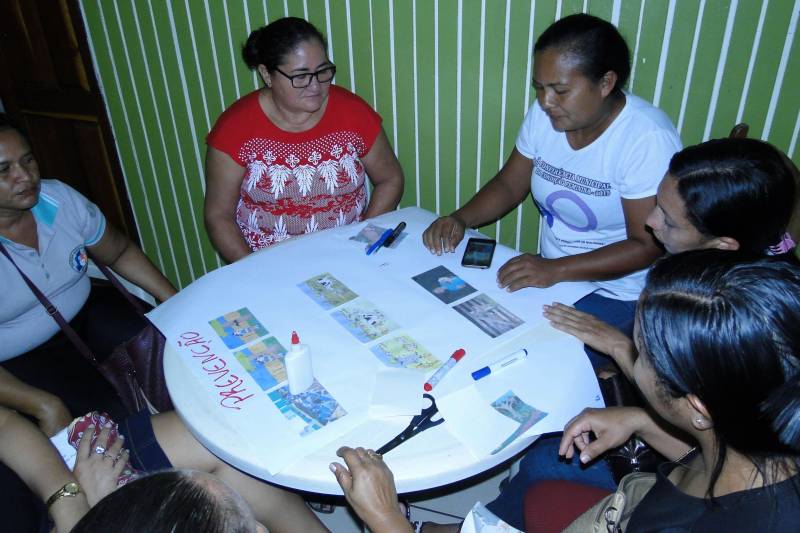 Conscientizar a população para adoção de medidas que contribuam para a prevenção e controle da raiva foi o objetivo da ação educativa realizada pela Agência de Defesa Agropecuária do Estado do Pará (Adepará) nos municípios de Melgaço, Portel e Breves, localizados no Arquipélago do Marajó. A ação, que ocorreu no período de 4 a 8 de junho, foi voltada para estudantes, produtores, agentes comunitários de saúde e a comunidade em geral. Foram realizadas reuniões de padronização com servidores das unidades locais da Adepará, entrevista em rádio e TV, palestras nas escolas e nas comunidades e oficina para os agentes comunitários de saúde. Ao todo, participaram das oficinas 160 agentes comunitários e mais de 250 estudantes de nível fundamental e médio.
FOTO: ASCOM ADEPARÁ
DATA: 08.05.2018
MELGAÇO - PARÁ <div class='credito_fotos'>Foto: ASCOM ADEPARÁ | <a href='/midias/2018/originais/2bcaef2d-aa6c-4a0b-9612-bd32fc85b27e.jpg' download><i class='fa-solid fa-download'></i> Download</a></div>