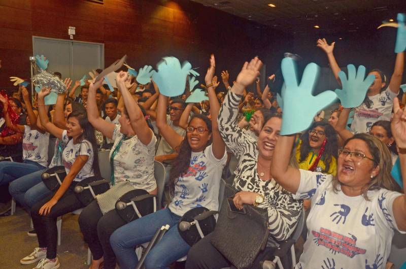 Estudantes da rede estadual de ensino foram, nesta sexta-feira (8), os “autores” em plena 22ª Feira Pan-Amazônica do Livro, no Hangar, ao protagonizarem uma festa em homenagem à leitura no encerramento da Gincana Literária conquistada pela Escola Estadual Cornélio de Barros, do bairro da Marambaia. A escola contou com um grupo de 15 estudantes que leram e pesquisaram sobre a vida e obra do escritor paraense Daniel Dantas, como tarefa da Gincana Literária. A Gincana é uma das principais atrações da Feira do Livro e, este ano, começou no dia 4, com um concurso de redação. A Gincana Literária reuniu 60 alunos, ou seja, 15 estudantes por cada uma das quatro Unidades Seduc na Escola (USEs) - unidades administrativas e pedagógicas da Secretaria de Estado de Educação (Seduc) - no evento. Os alunos pesquisaram sobre os autores Daniel Leite, Alfredo Garcia, Rosângela Darwich e Antônio Juraci Siqueira.
FOTO: ELISEU DIAS / ASCOM SEDUC
DATA: 08.06.2018
BELÉM - PARÁ <div class='credito_fotos'>Foto: Eliseu Dias / Ascom Seduc | <a href='/midias/2018/originais/2bd3d5da-f117-4248-9e1d-95d0a0317631.jpg' download><i class='fa-solid fa-download'></i> Download</a></div>