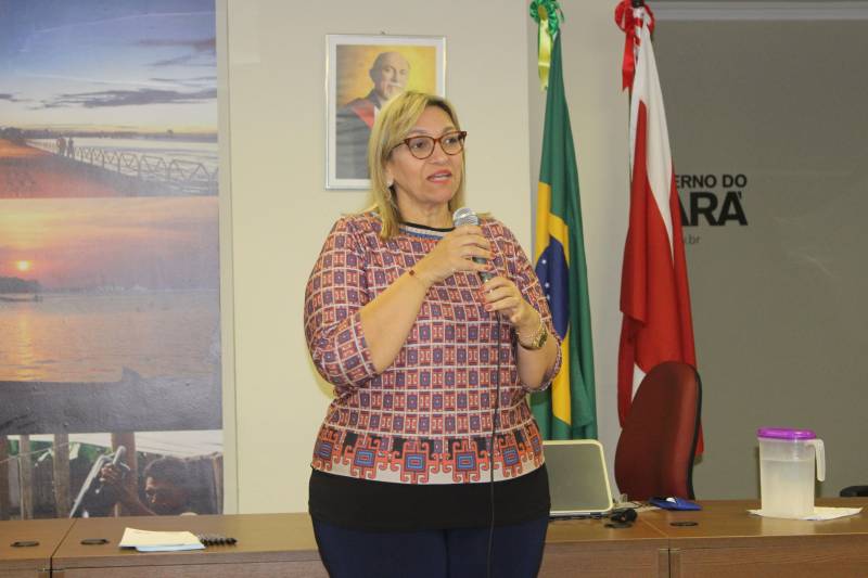 Cerca de 70 pessoas participaram, nesta terça-feira (08), do curso “Convivência e Paradesporto - Gestão do Cotidiano”, uma parceria entre o Núcleo de Articulação e Cidadania (NAC) do Governo do Pará, a Assistência Social Paulus e o Comitê Paraolímpico Brasileiro (CPB). O evento foi realizado no auditório da Casa Civil, em Belém. O programa é realizado em todo o país com ações estruturadas para dialogar e construir coletivamente as soluções para as principais demandas da política de Assistência Social no Brasil. Essa é a segunda turma capacitada com o tema paradesporto, a primeira foi em Curitiba, no início do ano. Durante uma das atividades práticas, os participantes foram vendados e tiveram que encarar as dificuldades de uma pessoa com deficiência visual como uma caminhada pela calçada ou compras em uma feira. Na foto, a diretora geral do NAC, Daniele Khayat.
FOTO: ASCOM / NAC
DATA: 08.05.2018
BELÉM - PARÁ
<div class='credito_fotos'>Foto: Ascom NAC | <a href='/midias/2018/originais/2bda2ee5-fcc3-4e5b-b1d1-a7fceef8a3f5.jpg' download><i class='fa-solid fa-download'></i> Download</a></div>