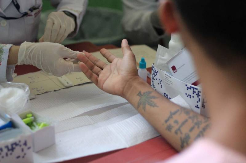 O Departamento Penitenciário Nacional (Depen), órgão vinculado ao Ministério da Justiça e Segurança Pública, realizou um mutirão do projeto Identidade Cidadã, nos dias 19 e 20 de dezembro, no Presídio Estadual Metropolitano (PEM) III. A ação teve como objetivo emitir a segunda via de certidões de nascimento ou de casamento para pessoas privadas de liberdade. O projeto é uma parceria do Depen com a Associação de Notários e Registradores do Brasil (Anoreg) e a Superintendência do Sistema Penitenciário do Pará (Susipe). A partir de um levantamento feito pelos assistentes sociais do PEM III, foi constatada a necessidade de emitir a segunda via da certidão de nascimento para 154 internos.

FOTO: VELOSO JÚNIOR / ASCOM SUSIPE
DATA: 20.12.2018
SANTA IZABEL - PARÁ <div class='credito_fotos'>Foto: Veloso Junior / Ascom Susipe   |   <a href='/midias/2018/originais/2bdcd958-14b6-4a31-8564-dbe268843010.jpg' download><i class='fa-solid fa-download'></i> Download</a></div>