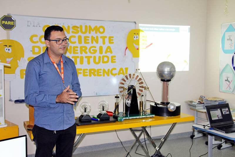 Reduzir o consumo de energia parece difícil diante das facilidades que ela proporciona no dia a dia. Para tentar mudar esse pensamento e promover a sustentabilidade entre seus funcionários e usuários, o Hospital Oncológico Infantil Octávio Lobo realizou na segunda-feira (28) a II Campanha de Consumo Consciente de Energia (foto). Alusiva ao Dia Mundial da Energia – 29 de Maio, a campanha no hospital sensibilizou funcionários e usuários com réplicas de importantes experimentos relacionados à energia e materiais educativos sobre consumo consciente. Na foto, o coordenador do projeto, Cleiton Soares.
FOTO: ASCOM / HOIOL
DATA: 29.05.2018
BELÉM - PARÁ <div class='credito_fotos'>Foto: ASCOM HOIOL | <a href='/midias/2018/originais/2be05b61-7b52-4308-8675-e88724d63cc3.jpg' download><i class='fa-solid fa-download'></i> Download</a></div>