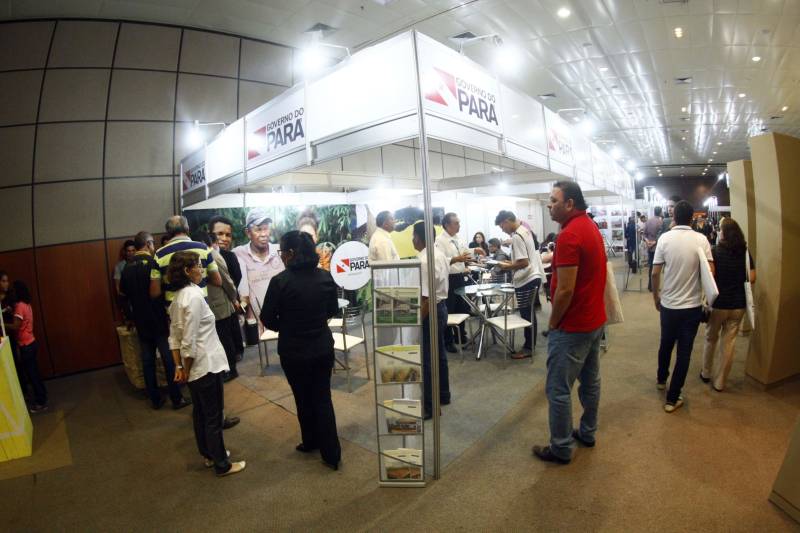 Autoridades, cientistas, empresários e produtores rurais participaram, na noite desta segunda-feira (12), no Hangar Convenções e Feiras da Amazônia, da abertura do XVII Congresso Brasileiro de Mandioca e do II Congresso Latino-Americano e Caribenho de Mandioca, os dois mais importantes eventos voltados à mandiocultura no Brasil e no continente, que ocorrem pela primeira vez no Pará.
FOTO: THIAGO GOMES / AG. PARÁ
DATA: 12.03.2018
BELÉM - PARÁ <div class='credito_fotos'>Foto: Thiago Gomes /Ag. Pará | <a href='/midias/2018/originais/2be2e08f-3938-40d9-b7be-12d4b63af66f.jpg' download><i class='fa-solid fa-download'></i> Download</a></div>