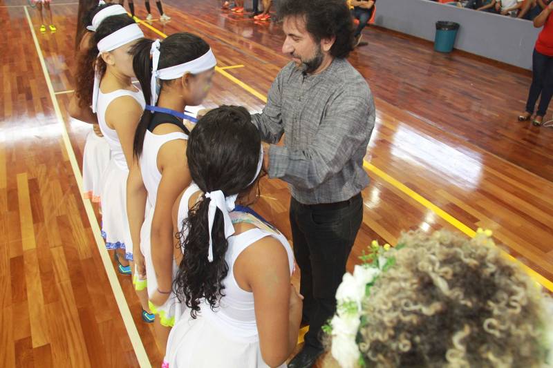Mais de 60 adolescentes e jovens em cumprimento de medida socioeducativa no Pará conheceram as instalações da Arena Guilherme Paraense (o Mangueirinho), em Belém. O espaço recebeu os internos para o encerramento da II Olimpíada de Inverno da Socioeducação, evento criado com o objetivo de proporcionar atividades de esporte e cultura aos adolescentes em cumprimento de medida socioeducativa no Estado, além de promover o espírito esportivo e garantir maior integração entre os internos. A Arena sediou as finais do futsal feminino e masculino, além de apresentações culturais que marcaram o encerramento da atividade promovida pela Fundação de Atendimento Socioeducativo do Pará (Fasepa), por meio do Projeto Ressignificando Caminhos na Socioeducação.
FOTO: ALBERTO PASSOS / ASCOM FASEPA
DATA: 28.03.2018
BELÉM - PARÁ <div class='credito_fotos'>Foto: ALBERTO PASSOS/ ASCOM FASEPA | <a href='/midias/2018/originais/2be38a81-7905-47f5-80f1-06886be3523b.jpg' download><i class='fa-solid fa-download'></i> Download</a></div>