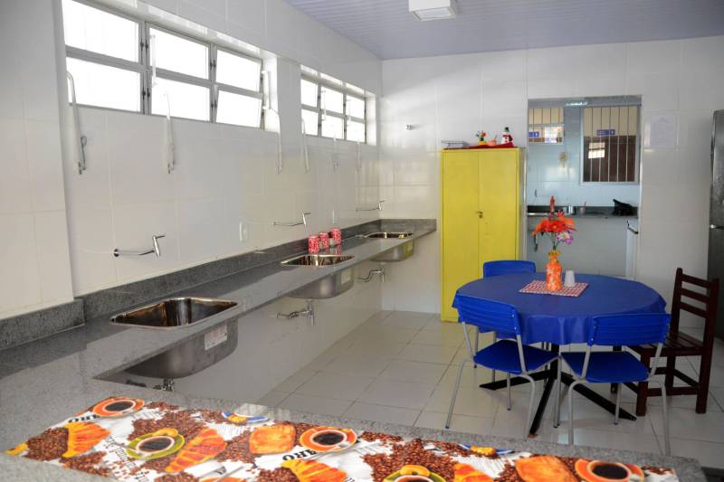 Nesta terça-feira (20), a Seduc-PA realizou visita em duas escolas reformadas, em Belém, que beneficia cerca de 1.030 alunos. A Escola Estadual Pinto Marques (foto), no bairro de Nazaré, e a Escola Estadual Dr. Mário Chermont, no bairro da Cremação.
FOTO: FERNANDO NOBRE / ASCOM SEDUC
DATA: 21.11.2018
BELÉM - PARÁ <div class='credito_fotos'>Foto: FERNANDO NOBRE/ASCOM SEDUC | <a href='/midias/2018/originais/2beb40f3-4d5c-41d5-8e5f-9d6c4631f14c.jpg' download><i class='fa-solid fa-download'></i> Download</a></div>