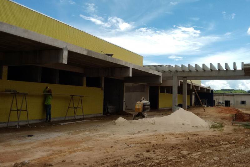 Iniciado na primeira gestão do governador Simão Jatene, o projeto de ampliação e interiorização da rede hospitalar do estado vem mudando a realidade da saúde pública no Pará. Além disso, desde 2011 o governo do Pará também investe na descentralização e no fortalecimento dos serviços de saúde no interior, implantando o Projeto de Requalificação dos Hospitais Municipais, que está viabilizando obras de construção, reforma e ampliação de hospitais de pequeno porte, como é o caso do novo Hospital de Castelo dos Sonhos (foto), distrito de Altamira, na região do Xingu, sudoeste do estado.
FOTO: ASCOM SEDOP
DATA: 30.03.2018
ALTAMIRA - PARÁ <div class='credito_fotos'>Foto: Ascom Sedop | <a href='/midias/2018/originais/2bf09bde-d330-4864-865d-70330b6b1f2d.jpg' download><i class='fa-solid fa-download'></i> Download</a></div>