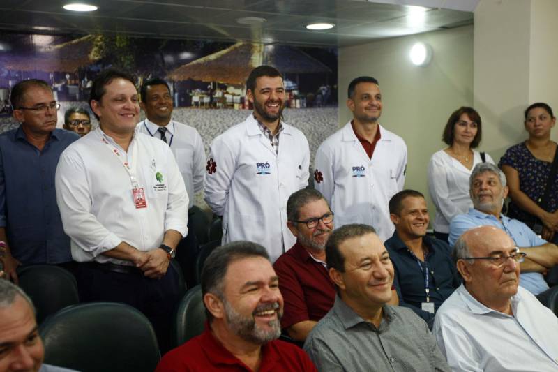 O Hospital Regional do Baixo Amazonas, em Santarém, vai se tornar o maior centro integrado de nefrologia do Norte do Brasil. Com a expansão do serviço de hemodiálise, autorizada pelo governador Simão Jatene neste sábado (10), a unidade, que já é referência nesse atendimento em todo o oeste do Pará, vai praticamente triplicar o número de máquinas e zerar a fila de pacientes na região. O investimento chega a R$ 10 milhões, em obras e equipamentos, e segue a política do governo do Estado de descentralizar a assistência de média e alta complexidade para o interior. “Vamos passar dos 200 pacientes que hoje atendemos mensalmente para 420, dobrando a capacidade de atendimento especializado. Serão cerca de 2,5 mil sessões a mais de hemodiálise por mês. Além disso, começaremos a fazer captação de rins de doadores falecidos, um novo serviço que se acopla aos transplantes que já fazemos no hospital. A ampliação, portanto, é a solução definitiva para o atendimento dessa demanda”, explicou o diretor geral do Hospital Regional de Santarém, Hebert Moreschi. Esta semana, informou, a unidade fez o 16º transplante de rim. Ao chegar ao hospital para assinar a ordem de serviço que autoriza o início das obras, Jatene viu o projeto de expansão e visitou o centro de hemodiálise, onde conheceu mais sobre o serviço e conversou com pacientes. “O ideal, é claro, seria que pudéssemos evitar, ainda na atenção básica, que pacientes diabéticos, por exemplo, se tornassem renais crônicos, mas como isso ainda não ocorre, existe esse serviço aqui para amenizar o sofrimento de quem precisa de uma máquina de hemodiálise para sobreviver”, afirmou o governador.
FOTO: THIAGO GOMES / AG PARÁ
10.03.2018
SANTARÉM - PARÁ <div class='credito_fotos'>Foto: Thiago Gomes /Ag. Pará | <a href='/midias/2018/originais/2bf229ce-3aa9-4b11-be8f-1b90cec164bd.jpg' download><i class='fa-solid fa-download'></i> Download</a></div>