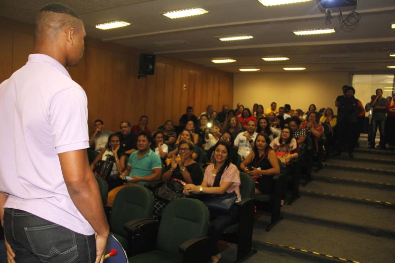 Profissionais que trabalham na Fundação de Atendimento Socioeducativo do Pará (Fasepa) participaram nesta sexta-feira (06), na Escola de Governança Pública do Estado do Pará (EGPA), em Belém, do último dia do encontro Diálogo Temático: “Construindo Novos Parâmetros Técnicos na Socioeducação”, que buscou sistematizar as diretrizes metodológicas do atendimento socioeducativo e reavaliar fluxos de trabalho, para ampliar a qualidade do atendimento socioeducativo. O evento contou com a participação de todos os representantes que atuam nas unidades socioeducativas da Região Metropolitana de Belém, de Marabá (na região sudeste) e Santarém (no oeste). A partir de algumas dinâmicas, os profissionais socializaram desafios e propuseram diferentes possibilidades na mediação e resolução de conflitos dentro das especialidades de cada um, seja em internação, internação provisória e semiliberdade. Após o encontro, um guia técnico será elaborado e vai nortear alguns procedimentos pedagógicos, visando melhorar os indicadores do atendimento socioeducativo no Estado.
FOTO: FRANKLIN SALVADOR / ASCOM FASEPA
DATA: 06.04.2018
BELÉM - PARÁ <div class='credito_fotos'>Foto: FRANKLIN SALVADOR / ASCOM FASEPA | <a href='/midias/2018/originais/2bfd3b8f-a1a3-4e9e-9cfc-967e2905f009.jpg' download><i class='fa-solid fa-download'></i> Download</a></div>