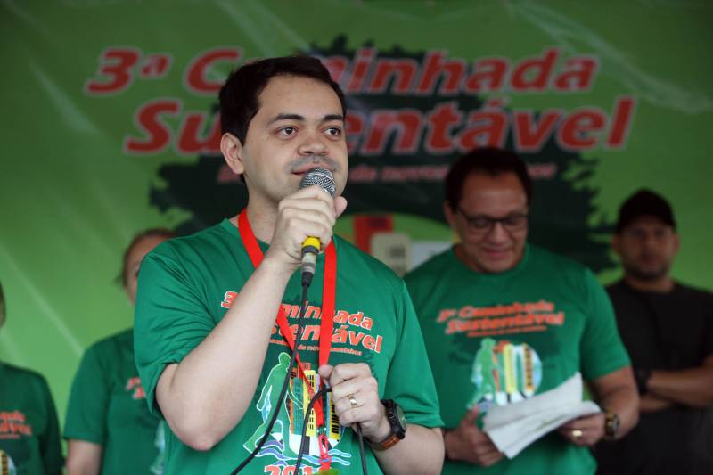 “Foi uma semana produtiva, de muito trabalho, de interação com a sociedade, e culminou com a caminhada sustentável, que por sua vez foi extremamente bem-sucedida para mostrarmos que sustentabilidade também envolve saúde”. As palavras do titular da Secretaria de Estado de Meio Ambiente e Sustentabilidade (Semas), Thales Belo (foto), encerraram uma programação vasta do Governo do Pará em alusão à Semana Mundial do Meio Ambiente.

FOTO: SIDNEY OLIVEIRA / AG. PARÁ
DATA: 09.06.2018
BELÉM - PARÁ <div class='credito_fotos'>Foto: Sidney Oliveira/Ag. Pará   |   <a href='/midias/2018/originais/2c0c6d33-1030-41a1-9ad6-f6dfefe7081e.jpg' download><i class='fa-solid fa-download'></i> Download</a></div>