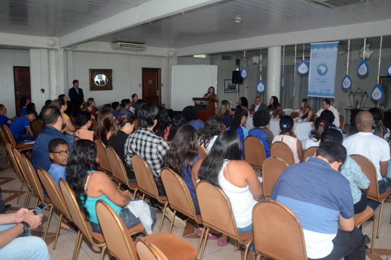 A III Conferência Estadual Infantojuvenil pelo Meio Ambiente, realizada em Belém nesta terça-feira (15), reforçou o protagonismo da juventude na busca de soluções para os desafios ambientais nas cidades brasileiras. A secretária de Estado de Educação, Ana Claudia Hage (falando), relacionou a necessidade de preservação da água, como bem coletivo, à conscientização de jovens sobre conservação da escola como bem público
FOTO: FERNANDO NOBRE / ASCOM SEDUC
DATA: 15.05.2018
BELÉM - PARÁ <div class='credito_fotos'>Foto: FERNANDO NOBRE/ASCOM SEDUC | <a href='/midias/2018/originais/2c0d1972-5d83-489d-b3d1-96e6491d99c5.jpg' download><i class='fa-solid fa-download'></i> Download</a></div>