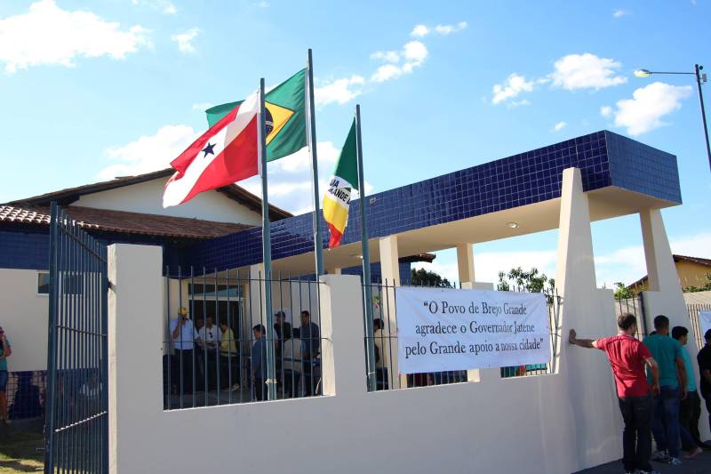 A inauguração da Unidade Integrada Pro Paz (UIPP), a entrega de uma viatura para a Polícia Civil e a assinatura de convênio para reforma e ampliação da Escola Municipal de Ensino Fundamental Brejo Grande, realizados nesta quarta-feira, 9, marcaram o início dos festejos do aniversário de 30 anos de emancipação do município de Brejo Grande do Araguaia, comemorado no dia 10 de maio.
FOTO: ANTONIO MACEDO / DIVULGAÇÃO
DATA: 09.05.2018
BREJO GRANDE DO ARAGUAIA - PARÁ <div class='credito_fotos'>Foto: ANTONIO MACEDO / DIVULGAÇÃO | <a href='/midias/2018/originais/2c129619-98c8-47fb-ab50-5d8bf61d6ad4.jpg' download><i class='fa-solid fa-download'></i> Download</a></div>