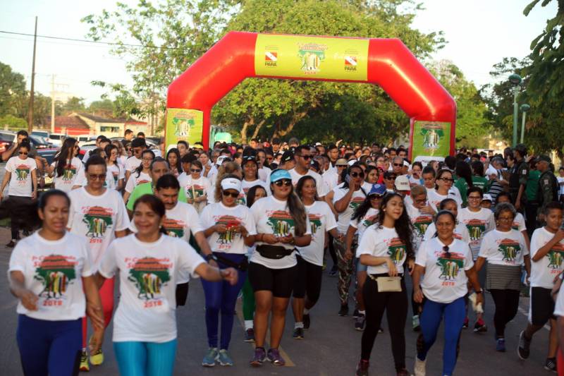 “Foi uma semana produtiva, de muito trabalho, de interação com a sociedade, e culminou com a caminhada sustentável (foto), que por sua vez foi extremamente bem-sucedida para mostrarmos que sustentabilidade também envolve saúde”. As palavras do titular da Secretaria de Estado de Meio Ambiente e Sustentabilidade (Semas), Thales Belo, encerraram uma programação vasta do Governo do Pará em alusão à Semana Mundial do Meio Ambiente.

FOTO: SIDNEY OLIVEIRA / AG. PARÁ
DATA: 09.06.2018
BELÉM - PARÁ <div class='credito_fotos'>Foto: Sidney Oliveira/Ag. Pará   |   <a href='/midias/2018/originais/2c134e08-b524-4edd-8791-88231482135c.jpg' download><i class='fa-solid fa-download'></i> Download</a></div>