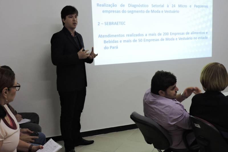 Trabalhar toda a cadeia de um produto, indo às vezes da semente (seleção e melhorias genéticas), passando pela indústria (desenvolvimento de máquinas e equipamentos e também de novos produtos) até chegar ao consumidor final: estes são os passos fundamentais do funcionamento eficiente de um Arranjo Produtivo Local (APL), discutidos pelo Núcleo Estadual de APL’s em reunião na manhã desta quarta-feira, 21, na Secretaria de Estado de Desenvolvimento Econômico, Mineração e Energia (Sedeme).
FOTO: ASCOM SEDAP
DATA: 21.02.2018
BELÉM - PARÁ <div class='credito_fotos'>Foto: Ascom Sedap | <a href='/midias/2018/originais/2c22fd3c-70b7-4275-bc5f-618c70b16baa.jpg' download><i class='fa-solid fa-download'></i> Download</a></div>
