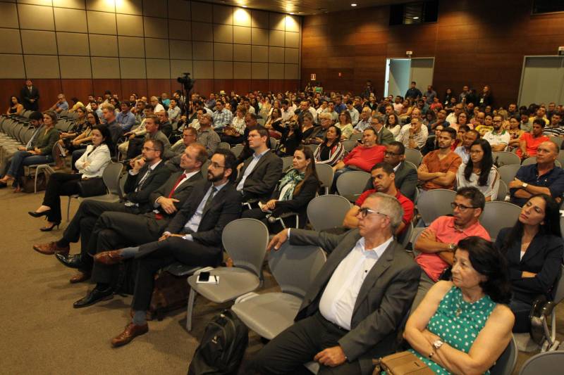 O governador Simão Jatene participou na manhã desta terça-feira, 27, da abertura do Seminário “Cadastro Ambiental Rural (CAR) 10 Anos: Avanços e Perspectivas”, promovido pela Secretaria de Meio Ambiente e Sustentabilidade (Semas), no Hangar – Centro de Convenções e Feiras da Amazônia. 

FOTO: CRISTINO MARTINS / AG. PARÁ
DATA: 27.11.2018
BELÉM - PARÁ <div class='credito_fotos'>Foto: Cristino Martins/Ag. Pará   |   <a href='/midias/2018/originais/2c2493df-87f8-4b4d-8f13-5841d55701c3.jpg' download><i class='fa-solid fa-download'></i> Download</a></div>