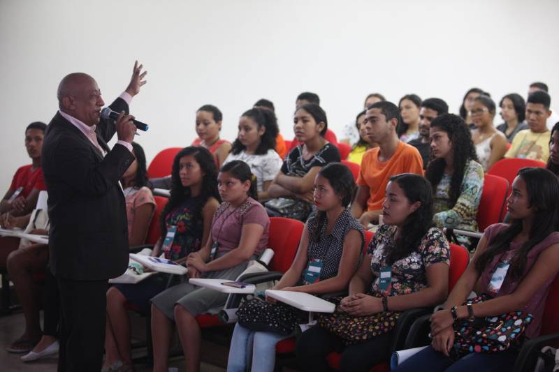 A terceira edição do Publicom – Encontro de Comunicação do Pará deste ano, realizada no município de Breves, no arquipelágo do Marajó, superou as expectativas de público. Com a presença de estudantes de ensino médio, comunicadores, representantes de órgãos públicos e instituições do Marajó, foram registradas cerca de 350 inscrições, com destaque para participação de moradores de Portel, Curralinho e Anajás. Durante a programação do evento realizado pelo Governo do Estado, por meio da Secretaria de Estado de Comunicação (Secom), nos dias 17 e 18, houve trocas de experiências e debates sobre cerimonial, design, mídia e feminicídio, direitos de crianças e adolescentes, credibilidade da informação. Os livros arrecadados no credenciamento – um total de 170 exemplares - serão doados ao Hospital Público Regional do Marajó. Na foto, o cerimonialista Reginaldo Teles.
FOTO: MARCELO LELIS / AG. PARÁ
DATA: 18.05.2018
BELÉM - PARÁ <div class='credito_fotos'>Foto: Marcelo Lelis / Ag. Pará | <a href='/midias/2018/originais/2c2b000b-63a7-44d0-8e32-82bde8b4b25d.jpg' download><i class='fa-solid fa-download'></i> Download</a></div>