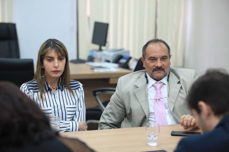Foi instalado, nesta quarta-feira, 28, durante reunião na sede da Procuradoria-Geral do Estado (PGE/PA), em Belém, o Comitê Interinstitucional de Recuperação de Ativos do Estado do Pará (Cira/PA). O Decreto nº 1.954, que instituiu o grupo de trabalho, foi publicado no Diário Oficial do Estado no dia 5 de janeiro de 2018. Com a atuação do Comitê, o Governo do Estado pretende recuperar bens e direitos obtidos ilegalmente, por meio de ações judiciais e administrativas, além daquelas que visem acautelar o patrimônio público, apurar e reprimir os crimes contra a ordem tributária e a lavagem de dinheiro, com enfoque especial na recuperação de ativos, promovendo ações que resultem na responsabilização administrativa, civil e criminal dos envolvidos. Na foto, os promotores do MP, Márcia Beatriz Reis Souza (e) e Francisco de Assis Santos Lauzid (d).
FOTO: MÁCIO FERREIRA / AG. PARÁ
DATA: 28.02.2018
BELÉM - PARÁ <div class='credito_fotos'>Foto: MÁCIO FERREIRA/ AG. PARÁ | <a href='/midias/2018/originais/2c2b287a-a636-4a35-9ef1-325aabd09952.jpg' download><i class='fa-solid fa-download'></i> Download</a></div>