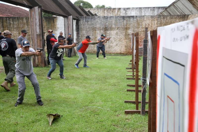 Nesta quinta-feira (5) foi realizado, no Instituto de Ensino de Segurança Pública do Pará (Iesp), o segundo e último dia do módulo prático do Curso de Capacitação em Autoproteção Policial. O curso está capacitando 30 multiplicadores da Região Metropolitana de Belém, entre oficiais e praças, que serão os responsáveis por repassar as devidas instruções às suas tropas. O objetivo é aumentar o nível de proteção do policial, especialmente quando ele estiver fora de serviço.
FOTO: SIDNEY OLIVEIRA / AG. PARÁ
DATA: 05.04.2018
MARITUBA - PARÁ <div class='credito_fotos'>Foto: Sidney Oliveira/Ag. Pará | <a href='/midias/2018/originais/2c30b469-5f99-4036-8c40-fc7795c4c581.jpg' download><i class='fa-solid fa-download'></i> Download</a></div>