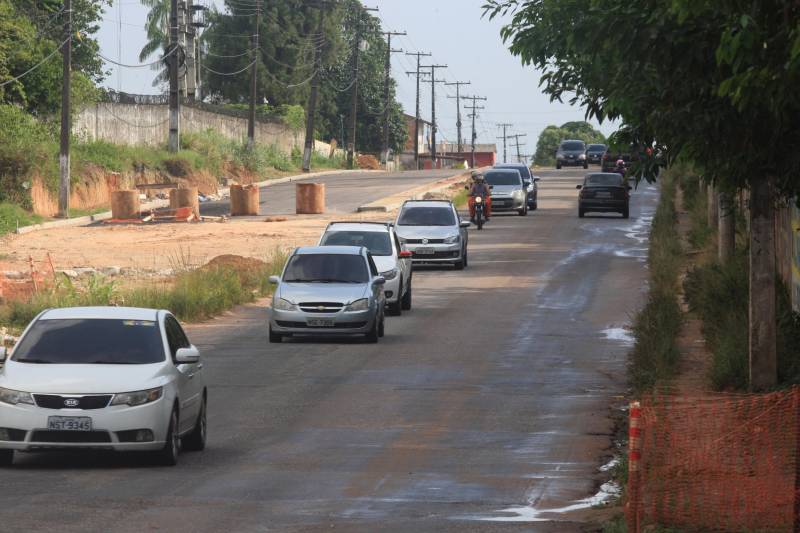 O mototaxista Anderson Silva, 40 anos, há 10 trabalha nas ruas do Bengui, Parque Verde e Tapanã. Ele comemora as obras que irão facilitar a vida de quem trafega pelas Ruas Yamada (foto) e do Tapanã. O Governo do Estado está trabalhando em várias frentes nas obras, só a Rua Yamada está sendo duplicada em uma extensão de 4,14 quilômetros
FOTO: SIDNEY OLIVEIRA / AG. PARÁ
DATA: 04.11.2018
BELÉM - PARÁ <div class='credito_fotos'>Foto: Sidney Oliveira/Ag. Pará | <a href='/midias/2018/originais/2c3914f2-a3b0-4a0d-bfdc-7367b92997b2.jpg' download><i class='fa-solid fa-download'></i> Download</a></div>