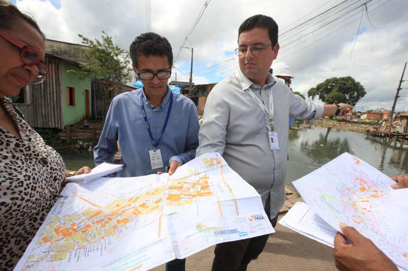 Mais de 130 benfeitorias que foram construídas de maneira irregular sobre o canal do Tucunduba foram retiradas para dar início às obras da segunda etapa do projeto de saneamento integrado da bacia do Tucunduba, que vai beneficiar 250 mil moradores dos bairros de Canudos, Guamá, Terra Firme e Marco. Na foto, o fiscal de obras, engenheiro da Sedop, Gilmar Mota (e).
FOTO: RODOLFO OLIVEIRA / AG. PARÁ
DATA: 16.05.2018
BELÉM - PARÁ <div class='credito_fotos'>Foto: Rodolfo Oliveira/Ag. Pará | <a href='/midias/2018/originais/2c4602e5-a998-43de-9b68-575889683f89.jpg' download><i class='fa-solid fa-download'></i> Download</a></div>