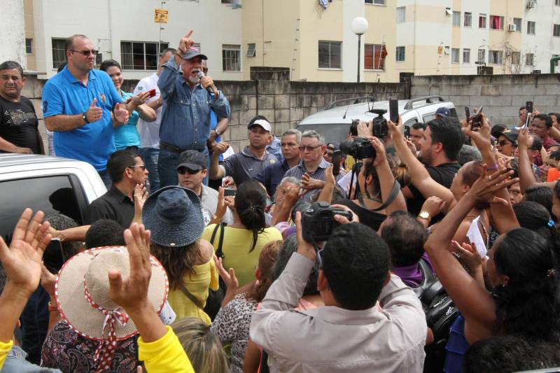 Deve ocorrer a partir da próxima segunda-feira (19) a entrega das chaves aos futuros moradores do Residencial Viver Melhor Marituba, localizado no quilômetro 15 da Rodovia BR-316, em Marituba, região metropolitana de Belém. A cerimônia de inauguração do conjunto, marcada para este sábado (17), foi adiada pela terceira vez pelo Ministério das Cidades, causando transtorno a centenas de pessoas que foram ao local com a promessa de receber o apartamento e começar uma vida nova. O governador Simão Jatene foi ao local esclarecer aos proprietários - muitos vindos de bairros distantes de Belém e Ananindeua - o motivo de mais um adiamento.
FOTO: CRISTINO MARTINS / AG. PARÁ
DATA: 17.02.2017
MARITUBA - PARÁ <div class='credito_fotos'>Foto: Cristino Martins/Ag. Pará | <a href='/midias/2018/originais/2c4f4e11-d442-4fb7-8453-5255c19ee80d.jpg' download><i class='fa-solid fa-download'></i> Download</a></div>