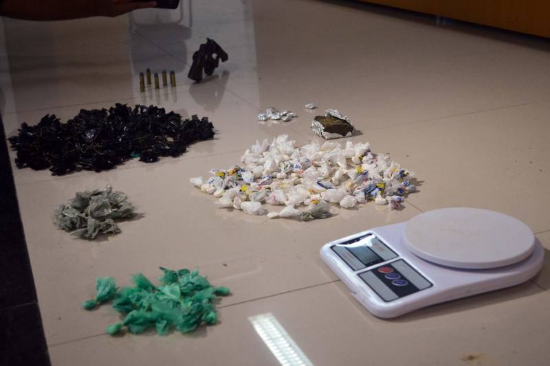 A Secretaria de Estado de Segurança Pública e Defesa Social (Segup) deflagrou nas primeiras horas da manhã desta quinta-feira (29), a operação Templários, que resultou na prisão de 10 pessoas e apreensão de mais de 300 petecas de cocaína, cerca de 500 gramas de pasta base de cocaína, aproximadamente 50 gramas de maconha (do tipo limãozinho) e um revólver calibre 38. O trabalho contou com o apoio das Polícias Civil e Militar.

FOTO: ELIELSON MODESTO/ASCOM SEGUP
DATA: 29.11.2018
ANANINDEUA-PARÁ <div class='credito_fotos'>Foto: Elielson Modesto / Ascom Segup   |   <a href='/midias/2018/originais/2c5427d6-8159-4498-b760-ddbe5f44cd6a.jpg' download><i class='fa-solid fa-download'></i> Download</a></div>