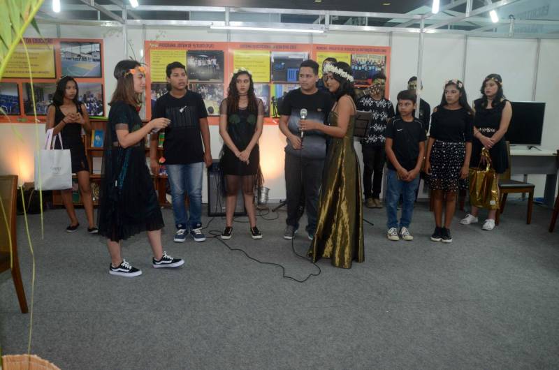 O estande da Secretaria de Estado de Educação (Seduc) já está em pleno funcionamento na 22ª Feira Pan-Amazônica do Livro, no Hangar Convenções e Feiras da Amazônia, em Belém. A feira que abriu na manhã deste sábado (2) e faz homenagem ao país Colômbia. Na foto, estudantes da Escola Estadual Antônio Gomes Moreira Júnior trouxeram para a Feira do Livro o espetáculo lítero-teatral “Parodiando Shakespeare em verso e prosa”.
FOTO: RAI PONTES / ASCOM SEDUC
DATA: 02.06.2018
BELÉM - PARÁ <div class='credito_fotos'>Foto: Rai Pontes/Ascom Seduc | <a href='/midias/2018/originais/2c55d3f0-2b4c-40c9-a2da-595a8987f47d.jpg' download><i class='fa-solid fa-download'></i> Download</a></div>