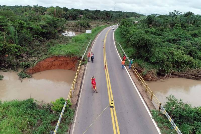 Cerca de 60 homens da Defesa Civil do Pará estão no município de Redenção, sul do estado, desde a última quarta-feira (28) Na noite de terça-feira, as fortes chuvas do período causaram o rompimento de três represas. Trezentas e cinquenta e oito famílias foram impactadas em dez bairros, 127 foram afetadas diretamente e 28 delas estão desalojadas. Um abrigo foi colocado à disposição pela prefeitura, mas as famílias desalojadas preferiram ficar em casas de parentes. Nenhuma vítima fatal ou acidentada foi registrada.

FOTO: DIVULGAÇÃO
DATA: 29.11.2018
REDENÇÃO-PARÁ <div class='credito_fotos'>Foto: Divulgação   |   <a href='/midias/2018/originais/2c592e2f-5bd1-4a20-80dc-1c7b5841ad6b.jpg' download><i class='fa-solid fa-download'></i> Download</a></div>