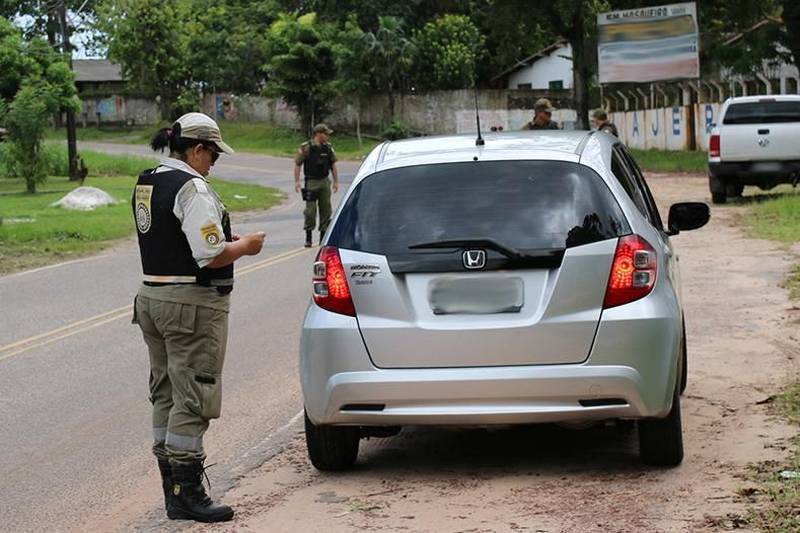 Agentes de educação para o trânsito e de fiscalização do Departamento de Trânsito do Estado (Detran) promoveram um trabalho preventivo e de fiscalização junto aos condutores de veículos, na manhã de sábado (31), no Distrito de Mosqueiro. A ação educativa, feita em parceria com a Polícia Rodoviária Estadual (PRE), na PA 391, alcançou cerca de 150 condutores, que foram orientados sobre o uso dos equipamentos de segurança, cuidados com pedestres e ciclistas e sobre a responsabilidade de cada um para garantir a segurança viária.
FOTO: ASCOM DETRAN
DATA: 31.03.2018
MOSQUEIRO - PARÁ <div class='credito_fotos'>Foto: ASCOM DETRAN | <a href='/midias/2018/originais/2c59a270-bb3f-452f-949b-741df59799cb.jpg' download><i class='fa-solid fa-download'></i> Download</a></div>
