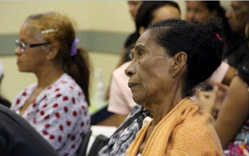 Conscientizar sobre a importância da higienização das mãos na vida pessoal e, sobretudo, no ambiente de trabalho como estratégia indispensável no controle de infecções relacionadas à assistência à saúde. É um dos principais objetivos da “Campanha de Higienização das Mãos” (foto), da Unidade de Alta Complexidade em Oncologia Dr Vítor Moutinho (Unacon), em Tucuruí, em maio. A ação de educação em saúde foi promovida pelo Serviço de Controle de Infecção Hospitalar (SCIH), por meio de blitz, em todos os setores da unidade, inclusive nas áreas de atendimento, envolvendo todos os colaboradores e usuários, em alusão ao Dia Mundial de Higienização das Mães, comemorado dia 5 deste mês.
De acordo com a Agência Nacional de Vigilância Sanitária (Anvisa), o simples ato de lavar as mãos é a medida individual mais simples, econômica e eficaz para prevenir a propagação de doenças, reduzindo a infecção e transmissão de doenças.
FOTO: ASCOM / UNACON
DATA: 20.05.2018
TUCURUÍ - PARÁ <div class='credito_fotos'>Foto: Ascom Unacon | <a href='/midias/2018/originais/2c5e3784-6769-4e36-a3d0-3c33af09d7d3.jpg' download><i class='fa-solid fa-download'></i> Download</a></div>