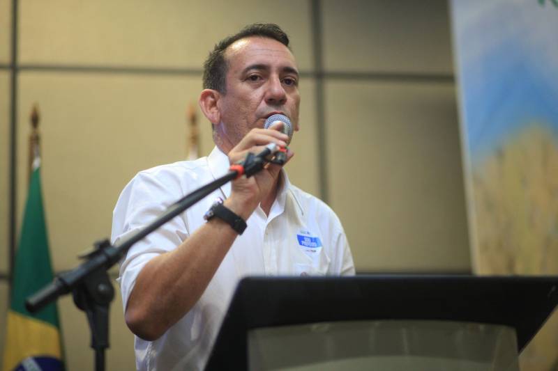 O primeiro dia do Fórum Permanente de Prefeitas e Prefeitos dos Municípios Sustentáveis contou com a participação de 85 prefeitos , 17 vices e 21 secretários municipais dos 141 municípios manifestaram interesse em adotar as diretrizes do programa. Para o governador Simão Jatene, esta grande participação simboliza a união de agentes públicos que colocaram os interesses coletivos acima dos interesses individuais para construir um estado melhor para todos. Com o tema “Gestão Compartilhada”, o evento traz as experiências e os desdobramentos das agendas governamentais que foram planejadas em parceria com as gestões municipais. Através da Secretaria Extraordinária de Municípios Sustentáveis (Semsu) Governo do Pará, por meio da Semsu, investe na capacitação dos municípios para a promoção de uma gestão fiscal eficiente. Para Izabela Jatene, este primeiro dia serviu para sinalizar o quanto os gestores estão preocupados com o equilíbrio da questão fiscal dos municípios e em desenvolver uma governança compartilhada para desenvolver seus municípios. Na foto, o prefeito de Conceição do Araguaia, Jair Martins.
FOTO: THIAGO GOMES / AG. PARÁ
DATA: 07.02.2018
BELÉM - PARÁ <div class='credito_fotos'>Foto: Thiago Gomes /Ag. Pará | <a href='/midias/2018/originais/2c653c85-e95f-48ad-bdbe-1df3d4294f1f.jpg' download><i class='fa-solid fa-download'></i> Download</a></div>