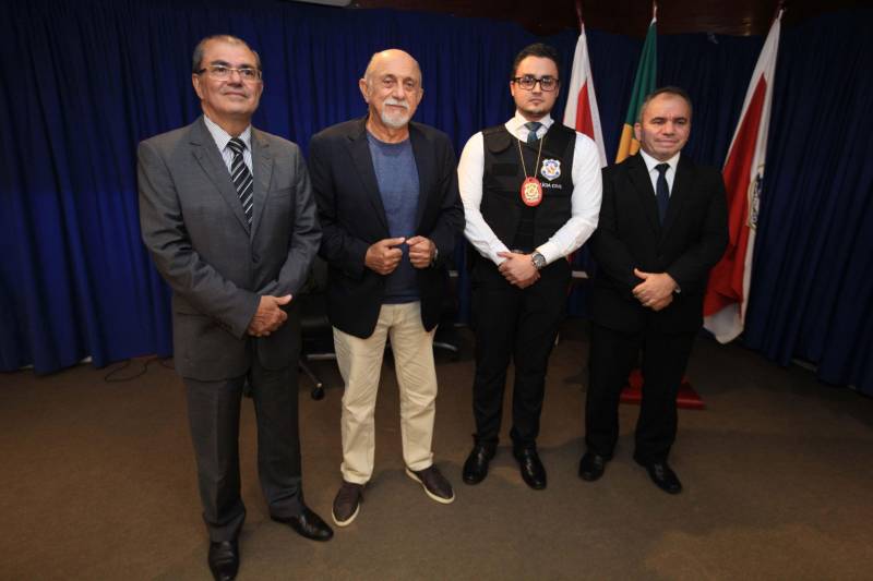 “Hoje finalizamos todas as etapas do concurso público, mas começamos uma outra, que é o trabalho efetivo dos novos policiais que irão reforçar a segurança pública em todo o Estado”, destacou o delegado geral da Polícia Civil, Rilmar Firmino, durante a posse dos 141 novos integrantes da corporação aprovados para o cargo de delegado. A cerimônia ocorreu na noite desta terça-feira (27), no auditório A da Delegacia-Geral, em Belém, e contou com a presença do governador Simão Jatene. O governador parabenizou a todos pela aprovação e pela escolha de um cargo público tão importante que é o de proteger a população. “Vocês não estão sozinhos. A responsabilidade é grande e os desafios são maiores ainda, mas estamos trabalhando para que, juntos, possamos fazer uma polícia melhor e assim prestar um melhor serviço à população”, disse Simão Jatene. Na foto, o delegado Diego Máximo do Prado (camisa branca), 22 anos.
FOTO: MÁCIO FERREIRA / AG. PARÁ
DATA: 27.03.2018
BELÉM - PARÁ <div class='credito_fotos'>Foto: MÁCIO FERREIRA/ AG. PARÁ | <a href='/midias/2018/originais/2c6abcc2-d684-4428-8c13-dc38639ef230.jpg' download><i class='fa-solid fa-download'></i> Download</a></div>