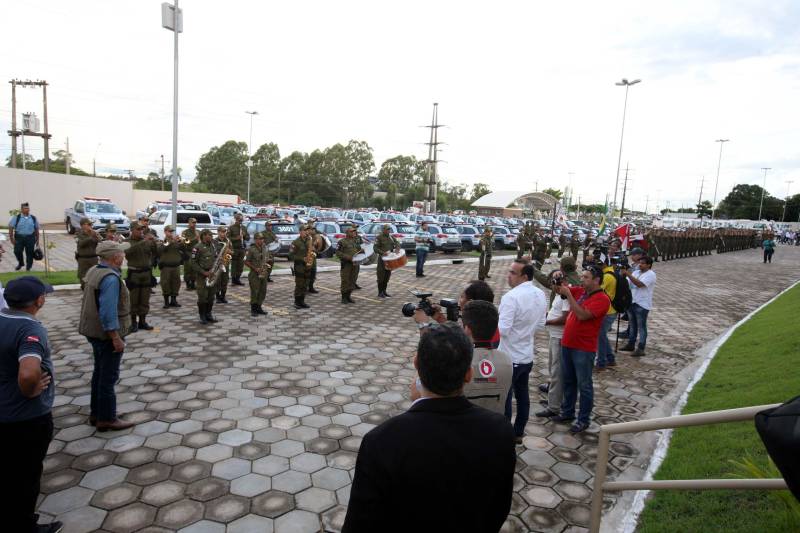 O Governador do Estado, Simão Jatene, também entregou para a região mais de 90 viaturas (foto) , 65 caminhonetes e 27 carros utilitários (pálios weekend), com destaque para duas da patrulha rural e uma para ronda escolar específica para Marabá. O Secretário de Estado de Segurança Pública, Luiz Fernandes, ressaltou que os veículos vão substituir a frota nas regiões sul e sudeste. “Surgiu uma demanda do policiamento rural, e já uma semana depois, por determinação do governador, já trouxemos as viaturas e já temos o policiamento disponível para fazer esse patrulhamento, que vai iniciar na região sudeste, mas se estenderá para a região sul e nordeste do estado. Hoje estamos substituindo toda a frota de veículos da região sul e sudeste, além disso o governador determinou onde tiver policiamento vai ter uma viatura, e já foi apresentado para a região os novos policiais que tomaram posse, nós não temos mais nenhum município sem delegado”, pontuou. Outras conquistas citada pelo Secretário da SEGUP foi o aumento do Núcleo de Apoio à Investigação e a criação de um conselho regional para acompanhar as ações de segurança pública.
FOTO: SIDNEY OLIVEIRA / AG. PARÁ
DATA: 06.04.2018
MARABÁ - PARÁ <div class='credito_fotos'>Foto: Sidney Oliveira/Ag. Pará | <a href='/midias/2018/originais/2c6d1334-f326-4d4d-b7d4-18caed7b4415.jpg' download><i class='fa-solid fa-download'></i> Download</a></div>