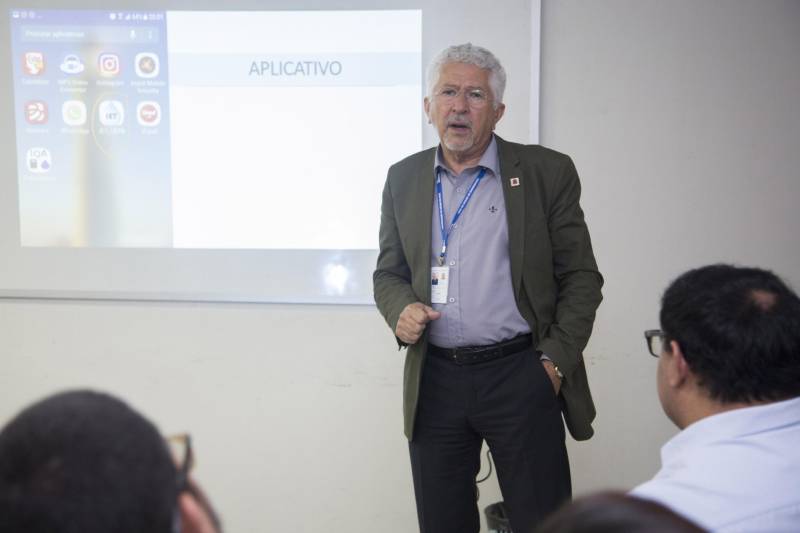 O Dia Mundial da Água é comemorado na próxima quinta-feira, 22 de março, mas o Programa de Pós-Graduação em Ciências Ambientais (PPGCA) da Universidade do Estado do Pará (Uepa) antecipou as comemorações lançando na tarde de quinta-feira, 15, o IET: um aplicativo para celular que calcula o índice de qualidade da água, uma ferramenta para auxiliar pesquisadores da área de recursos hídricos. Na foto, a professora doutora Hebe Morganne Campos Ribeiro, do PPGCA. Na foto, o reitor da Uepa, Rubens Cardoso.
FOTO: NAILANA THIELY / ASCOM UEPA
DATA: 15.03.2018
BELÉM - PARÁ <div class='credito_fotos'>Foto: Nailana Thiely / Ascom Uepa | <a href='/midias/2018/originais/2c6f2818-c36b-4613-8acb-ce1c0c43b2d3.jpg' download><i class='fa-solid fa-download'></i> Download</a></div>