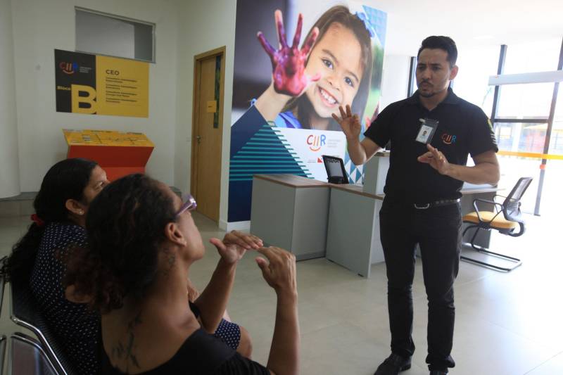 O intérprete Rogério Dias Moreira (foto) conta que o objetivo é garantir atendimento com excelência em inclusão, por isso os funcionários são capacitados para atender os deficientes auditivos da forma como estes se comunicam. “A aquisição da linguagem em Libras é importante para a comunicação do nosso usuário surdo. Por ser a minha área, procuro fazer a aquisição da língua com todos os colaboradores, para que esses usuários sejam bem recebidos desde o portão até a sala de atendimento do Centro”, ressalta.
FOTO: SIDNEY OLIVEIRA / AG. PARÁ
DATA: 18.11.2018
BELÉM - PARÁ
<div class='credito_fotos'>Foto: Sidney Oliveira/Ag. Pará | <a href='/midias/2018/originais/2c726148-b323-4220-859f-4b2c7fdc8974.jpg' download><i class='fa-solid fa-download'></i> Download</a></div>