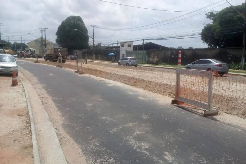 O projeto de mobilidade urbana da Rodovia Tapanã e da Rua Yamada vai permitir melhor circulação entre o Distrito de Icoaraci e o centro de Belém para o tráfego geral, com impactos diretos nos bairros Tapanã, Coqueiro, Val de Cans, Parque Verde e Benguí, beneficiando direta ou indiretamente quase meio milhão de pessoas.
FOTO: ASCOM / NGTM
DATA: 30.10.2018
BELÉM - PARÁ <div class='credito_fotos'>Foto: ASCOM NGTM | <a href='/midias/2018/originais/2c7966ba-4e55-48a8-8656-10d6ca22dbaf.jpg' download><i class='fa-solid fa-download'></i> Download</a></div>