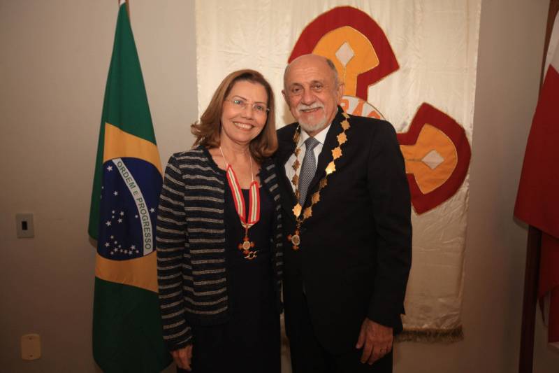 O Governo do Estado do Pará concedeu hoje 230 comendas do Mérito Grão-Pará (foto), a mais alta do Estado, a autoridades e servidores que se destacaram nos últimos oito anos de serviços prestados à população. “O ciclo que encerramos hoje não encerra nossa missão de servir ao público, porque uma vez servidores públicos, trabalhando em benefício da população, nunca mais deixamos de sê-lo, pois essa missão fica gravada em nossos corações”, disse o governador Simão Jatene aos agraciados. O governador entregou, pessoalmente, uma a uma as condecorações.  Das 230 medalhas, 14 foram no grau de Grande Oficial, 60 no grau de Comendador, 8 no grau de Oficial e 11 no grau de Cavaleiro aos servidores civis. Entre os militares, 4 receberam no grau de Comendador, 38 de Oficial e 109 no grau de Cavaleiro.

FOTO: CRISTINO MARTINS / AG. PARÁ
DATA: 31.12.2018
BELÉM - PARÁ <div class='credito_fotos'>Foto: Cristino Martins/Ag. Pará   |   <a href='/midias/2018/originais/2c81c628-7df1-4088-b0b3-73abc0e8a95b.jpg' download><i class='fa-solid fa-download'></i> Download</a></div>