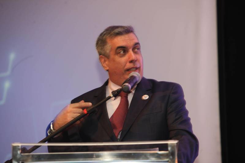 Micro e pequenas empresas constituem 96% dos empreendimentos no estado do Pará e respondem por 51% dos empregos no Estado. A importância econômica deste setor é o grande motor da 9ª Feira do Empreendedor, que teve sua abertura no início da noite desta quarta-feira, 16, no Hangar Convenções e Feiras da Amazônia. Para Fábio Lúcio (foto), a desburocratização é um dos elementos que podem fortalecer mais este importante setor da economia. “Se o setor fosse mais livre geraria mais empregos, mais renda.
FOTO: RODOLFO OLIVEIRA / AG. PARÁ
DATA: 16.05.2018
BELÉM - PARÁ <div class='credito_fotos'>Foto: Rodolfo Oliveira/Ag. Pará | <a href='/midias/2018/originais/2c876eda-3be1-4aa1-bfd1-2cefc3184433.jpg' download><i class='fa-solid fa-download'></i> Download</a></div>