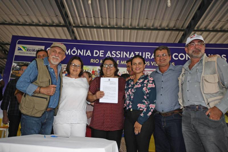 Onze municípios do sul e sudeste paraense recebem recursos do Estado para recuperar ruas e vicinais atingidas pelas enchentes e fortes chuvas que caem na região. Em agenda oficial nesta sexta-feira (6), o governador Simão Jatene assinou, pela manhã, no Parque de Exposições Valeu Boi Leilões, em Rio Maria, os convênios que garantem o repasse de cerca de R$ 4 milhões. As obras de caráter emergencial serão executadas pelas prefeituras em parceria com a Secretaria de Estado de Transportes (Setran). O objetivo é recuperar a trafegabilidade nessas localidades e assegurar o direito de ir e vir da população. Na manhã desta sexta, foram assinados nove convênios (foto), com os municípios de Redenção, Pau D’Arco, São Félix do Xingu, Santa Maria das Barreiras, Tucumã, Água Azul do Norte, Xinguara, Bannach e Rio Maria. Além da Setran, participam da ação o Centro Regional de Governo do Sudeste do Pará e a Defesa Civil. “O valor do investimento em cada município vai depender da necessidade verificada pelas equipes do Estado e das prefeituras. O recurso não será usado para reconstruir vias, mas para restabelecer a trafegabilidade”, disse o secretário de Transportes, Kléber Menezes.
FOTO: ANTÔNIO SILVA / AG. PARÁ
DATA: 06.04.2018
RIO MARIA - PARÁ <div class='credito_fotos'>Foto: Antônio Silva/Ag. Pará | <a href='/midias/2018/originais/2c88b679-7732-4018-8d5d-528c9c8675e0.jpg' download><i class='fa-solid fa-download'></i> Download</a></div>
