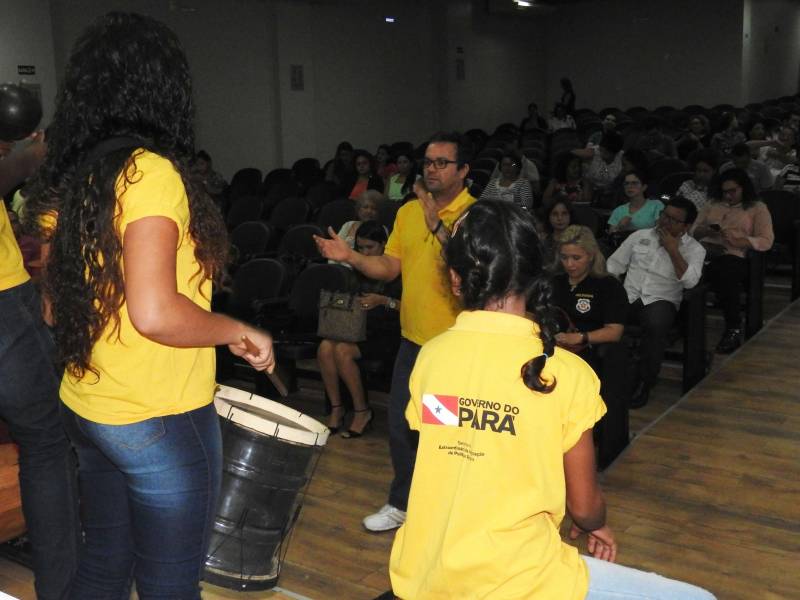 O município de Castanhal, na Região Metropolitana de Belém (RMB), recebeu nesta terça-feira (20) o Movimento pela Valorização do Estatuto da Criança e do Adolescente (Mover), que promove uma capacitação destinada a elaborar com órgãos do Executivo, Legislativo e Judiciário, além de representantes da sociedade civil, conselheiros tutelares e demais membros da rede de garantia de direitos da criança e adolescentes, ações e estratégias para o fortalecimento dos direitos de menores de 18 anos. O encontro será realizado até a próxima quinta-feira (22), das 09 às 17 h, no auditório da URE 8 (Unidade Regional de Educação).
FOTO: CARLOS SODRÉ / AG. PARÁ
DATA: 19.02.2018
CASTANHAL - PARÁ <div class='credito_fotos'>Foto: CARLOS SODRÉ / AG. PARÁ | <a href='/midias/2018/originais/2c8a7caa-3bb6-417a-b2dc-d3c075dc8fdd.jpg' download><i class='fa-solid fa-download'></i> Download</a></div>