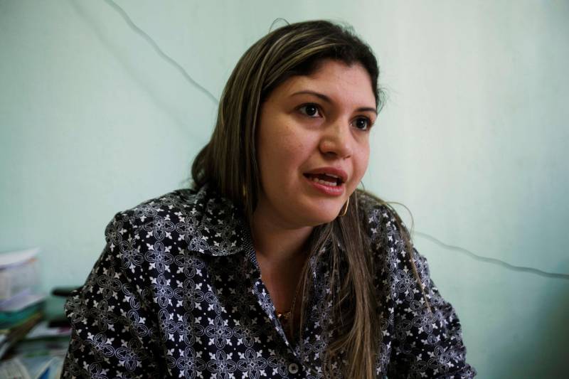 A necessidade de atenção especializada e cuidados com a educação especial e inclusiva nas escolas são cruciais para que o Brasil consiga cumprir o que determina a Constituição de 1988: garantir incondicionalmente o acesso universal de todos os brasileiros ao ensino básico - incluindo também todos aqueles que são potenciais alunos portadores de necessidades especiais. No Pará, esse esforço se converte em números que apontam avanços: são cerca de 630 os estabelecimentos de ensino que dispõem de recursos especiais para atender esses alunos, além de 1,7 mil professores especializados em educação especial e inclusiva ? com atenção voltada tanto para alunos com deficiências quanto para aqueles com altas habilidades e superdotação, bem como para os que têm transtornos ligados ao autismo. E as matrículas cresceram: em 2015, o Pará somou 10.824 alunos especiais matriculados em todo seu território, com índice médio de 90% de suas necessidades atendidas. Vale lembrar que em 2014 esse número era de pouco mais de sete mil (7.094). O crescimento da procura pela educação especial do Estado foi de 52,6% em um ano. Na foto, a professora especializada em educação especial e inclusiva, Kamilla Vallinoto.
FOTOS: RODOLFO OLIVEIRA / AG. PARÁ
DATA:18.05.2016
BELÉM - PARÁ <div class='credito_fotos'>Foto: Rodolfo Oliveira/Ag. Pará | <a href='/midias/2018/originais/2c8df310-16b2-46f6-9fc3-f78f44c44f2e.jpg' download><i class='fa-solid fa-download'></i> Download</a></div>