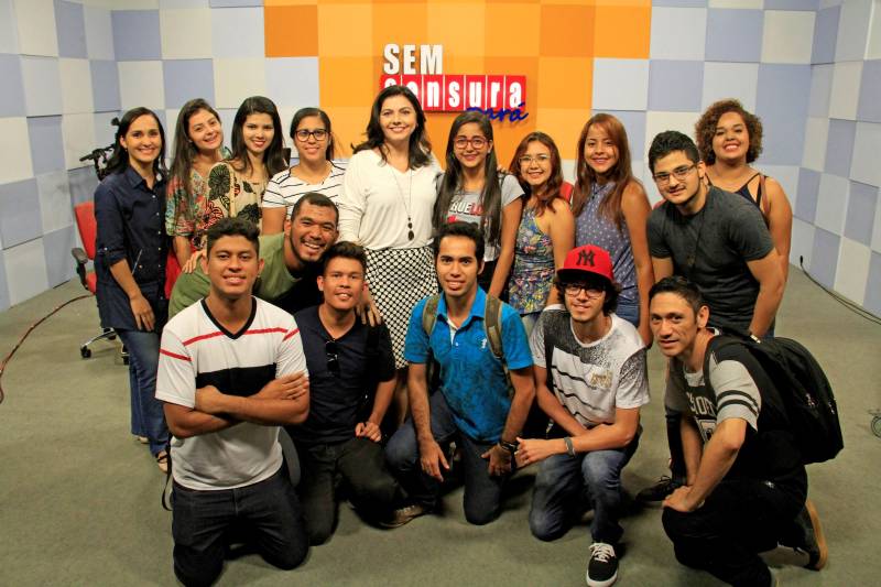 O programa "Sem Censura Pará" (foto) completa 30 anos no ar nesta quarta-feira (28). A data será celebrada com a presença de convidados especiais na TV Cultura do Pará. Os jornalistas Nassif Jordy e Alda Costa, o músico Félix Robatto – que fará uma pequena apresentação – e o artista plástico Geraldo Teixeira são os entrevistados de Renata Ferreira no bate-papo, que começa às 14h30. Com estilo dinâmico de entrevistas, o programa estreou no dia 28 de março de 1988 na TV Cultura do Pará, e desde então segue na grade de programação da emissora. São três décadas ininterruptas no ar debatendo diversos temas como política, economia, meio ambiente, saúde, comportamento, moda, arte, cultura, música e atualidades.
FOTO: CAMILA LIMA / ASCOM PORTAL CULTURA
DATA: 27.03.2018
BELÉM - PARÁ <div class='credito_fotos'>Foto: CAMILA LIMA / PORTAL CULTURA | <a href='/midias/2018/originais/2c95503d-8178-45bf-a4da-f637f9855dce.jpg' download><i class='fa-solid fa-download'></i> Download</a></div>