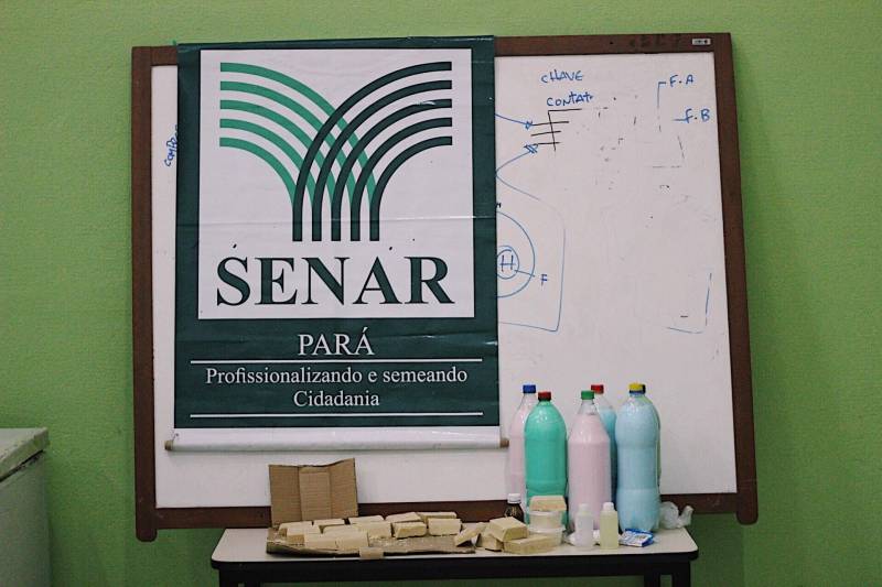 A oportunidade de refazer a vida e adquirir novas experiências profissionais foi proporcionada a quinze egressos por meio de uma parceria da Superintendência do Sistema Penitenciário do Estado (Susipe) com o Serviço Nacional de Aprendizagem Rural (Senar). A ação é realizada pela Coordenadoria de Educação Prisional da Susipe com a oferta do curso de "Produção Artesanal de Produtos de Higiene e Limpeza" que acontece no Núcleo de Desenvolvimento Educacional da Fábrica Esperança, em Belém.

FOTO: VELOSO JUNIOR / ASCOM SUSIPE
DATA: 05.11.2018
BELÉM - PARÁ <div class='credito_fotos'>Foto: Veloso Junior / Ascom Susipe   |   <a href='/midias/2018/originais/2c98485f-0868-4d7e-8ce3-5f91a8599f68.jpg' download><i class='fa-solid fa-download'></i> Download</a></div>