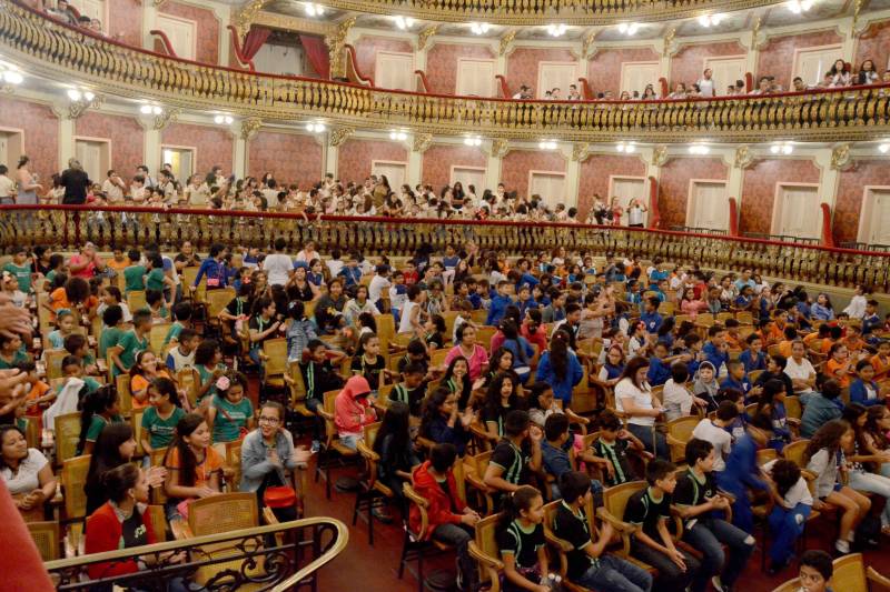 Durante cerca de uma hora, na tarde desta sexta-feira, 23, mais de quinhentos estudantes da rede pública estadual tiveram a oportunidade de conhecer um pouco mais sobre o universo da ópera, tendo como palco um dos mais importantes monumentos da capital paraense: o Theatro da Paz. Estamos falando do projeto “Concertos Didáticos”, uma iniciativa do Conservatório Carlos Gomes, em parceria com as Secretarias de Estado de Educação (Seduc) e Municipal de Belém (Semec).
FOTO: RAI PONTES / ASCOM SEDUC
DATA: 23.03.2018
BELÉM - PARÁ <div class='credito_fotos'>Foto: Rai Pontes/Ascom Seduc | <a href='/midias/2018/originais/2c9b480b-7375-4f7c-b097-709f266ae9ef.jpg' download><i class='fa-solid fa-download'></i> Download</a></div>