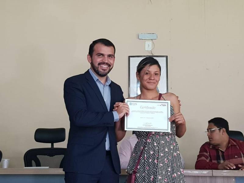 Mais de 300 servidores da Prefeitura Municipal de Marituba receberam na quarta-feira (20), a certificação dos cursos “Planejamento participativo na Escola”, “Coaching no Serviço Público” e “Cuidador de Alunos com Necessidades Especiais” promovidos pela Escola de Governança do Estado do Pará (EGPA). Na foto, o diretor geral da autarquia, Danilo Alho (d).
FOTO: ASCOM / EGPA
DATA: 21.06.2018
BELÉM - PARÁ <div class='credito_fotos'>Foto: ASCOM EGPA | <a href='/midias/2018/originais/2ca4cf5e-2315-49e4-a25f-c2d7ec643026.jpg' download><i class='fa-solid fa-download'></i> Download</a></div>