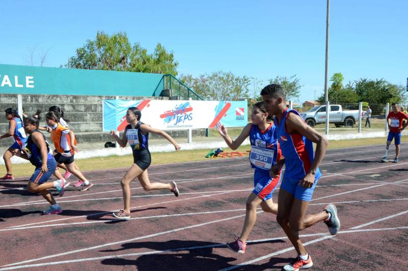 Na disputa houve partidas de goaball, bocha, tênis de mesa, atletismo (foto) e natação. A promoção do evento é da Secretaria de Educação (Seduc) por meio do seu Núcleo de Esporte e Lazer (NEL). Conceição Felgueiras, coordenadora dos Jogos, fez avaliação positiva do evento, realizado pela primeira vez fora da capital paraense e que mobilizou mais de 270 pessoas diretamente, entre dirigentes, técnicos e acompanhantes dos paratletas. "Todos os paratletas participantes são vencedores. Além da competição, eles tiveram um momento para socializar e confraternizar -pois eram participantes de vários municípios do estado. O evento ainda cumpriu a missão de sensibilizar o poder público local sobre a importância do incentivo ao esporte paralímpico", disse.
FOTO: FERNANDO NOBRE / ASCOM SEDUC
DATA: 29.06.2018
MARABÁ - PARÁ <div class='credito_fotos'>Foto: FERNANDO NOBRE/ASCOM SEDUC | <a href='/midias/2018/originais/2ca6fb5e-8b09-41cd-80fc-93c2b9d53f06.jpg' download><i class='fa-solid fa-download'></i> Download</a></div>