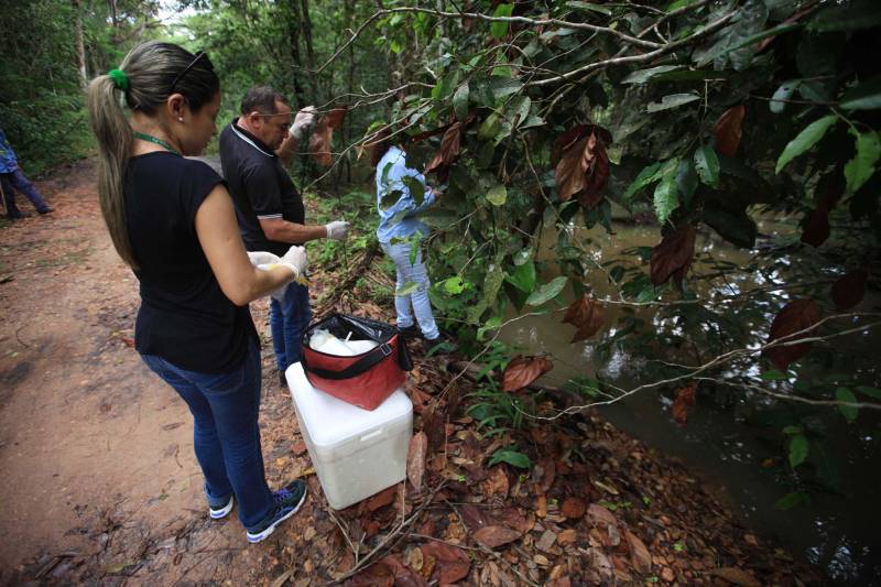 As ações do governo do Estado são imediatas no município de Barcarena, mais especificamente nas comunidades Bom Futuro e Vila Nova, localizadas na área das bacias de rejeitos da Hydro. A primeira medida é a coleta da água dos poços artesianos, para verificar se está própria para o consumo humano. Nesta sexta-feira (23), técnicos do Laboratório Central do Estado (Lacen) começaram o trabalho, que faz parte do conjunto de ações do grupo de trabalho montado pelo governo depois que o Instituto Evandro Chagas confirmou a contaminação da área.
FOTO: MÁCIO FERREIRA / AG. PARÁ
DATA: 23.02.2018
BARCARENA - PARÁ <div class='credito_fotos'>Foto: MÁCIO FERREIRA/ AG. PARÁ | <a href='/midias/2018/originais/2ca92919-0049-4f47-80e8-7e99321f778f.jpg' download><i class='fa-solid fa-download'></i> Download</a></div>