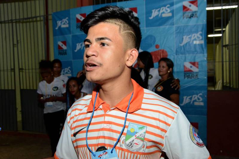 Entre os tetracampeões no Futsal por Augusto Corrêa, na Região nordeste, e vice-campeões da Etapa Estadual 2017, está Wesley Alves (foto), que aos 16 anos quer seguir carreira profissional no esporte, mas está muito focado na competição.
FOTO: FERNANDO NOBRE / ASCOM SEDUC
DATA: 19.06.2018
BELÉM - PARÁ <div class='credito_fotos'>Foto: FERNANDO NOBRE/ASCOM SEDUC | <a href='/midias/2018/originais/2caf2824-1942-4cbf-aaae-124ace00472e.jpg' download><i class='fa-solid fa-download'></i> Download</a></div>