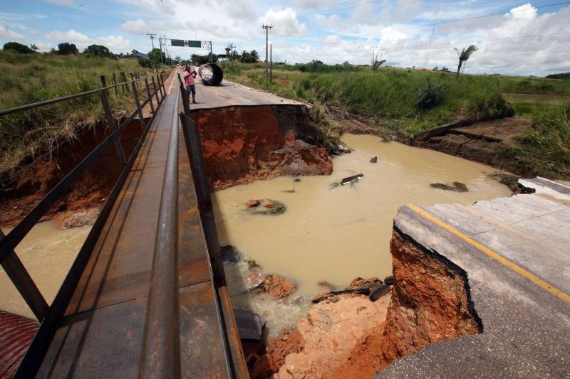 Serão retomados, nesta segunda-feira (16), os trabalhos de recuperação de um trecho de 15 metros da PA-256, localizado próximo a entrada do município de Paragominas. Equipes da Secretaria de Estado de Transportes (Setran) que já trabalhavam no local, receberam hoje todo o material necessário para dar continuidade a obra.
FOTO: SIDNEY OLIVEIRA / AG. PARÁ
DATA: 15.04.2018
PARAGOMINAS - PARÁ <div class='credito_fotos'>Foto: Sidney Oliveira/Ag. Pará | <a href='/midias/2018/originais/2cb5a743-18af-4447-9d45-d2de8cb17b93.jpg' download><i class='fa-solid fa-download'></i> Download</a></div>