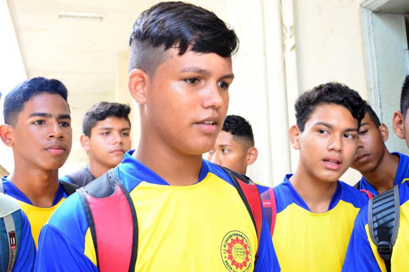 O Núcleo de Esporte e Lazer (NEL) da Secretaria de Estado de Educação (Seduc) abriu no sábado, 19, a Etapa Metropolitana dos Jogos Estudantis Paraenses (Jeps), nas modalidades coletivas de Basquetebol, Handebol, Futsal e Voleibol (no ginásio do NEL), durante essa etapa metropolitana serão 152 partidas nessas quatro modalidades. Tem ainda, as disputas nas modalidades individuais de atletismo (ginásio da Universidade do Estado do Pará) e natação (piscina da Tuna Luso). As seletivas ocorrerão todos os finais de semana até 9 de junho. Na foto, o aluno Kaio Miranda, 15 anos.

FOTO: FERNANDO NOBRE / ASCOM SEDUC
DATA: 20.05.2018
BELÉM - PARÁ <div class='credito_fotos'>Foto: FERNANDO NOBRE/ASCOM SEDUC   |   <a href='/midias/2018/originais/2cba9a1b-882f-4f99-ab7b-7c9eeef4e78a.jpg' download><i class='fa-solid fa-download'></i> Download</a></div>